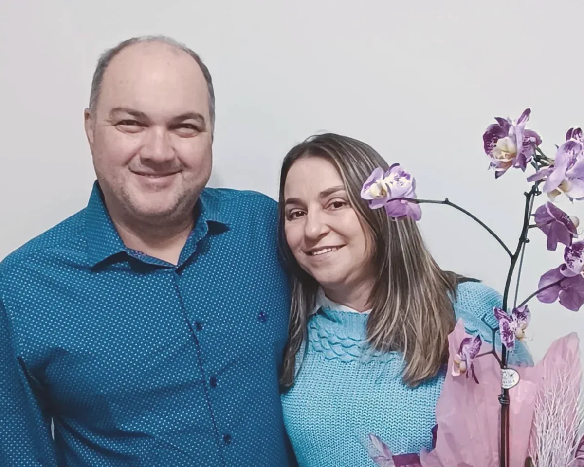 O Dr. Luiz Del Nero Neto e a Dra. Edna Mara Naves Del Nero no consultório; ela segura um vaso de orquídea.